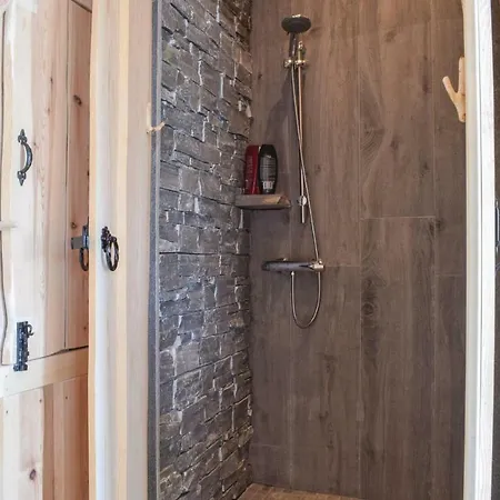Five-bedroom Holiday In Matredal Hébergement de vacances
